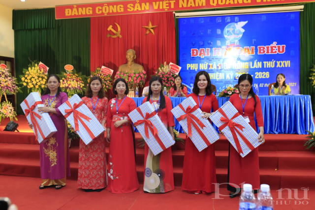 Tặng quà lưu niệm các đồng chí không tái cử.