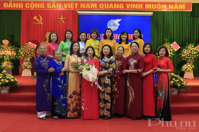 Các thế hệ lãnh đạo Hội LHPN chụp ảnh lưu nệm