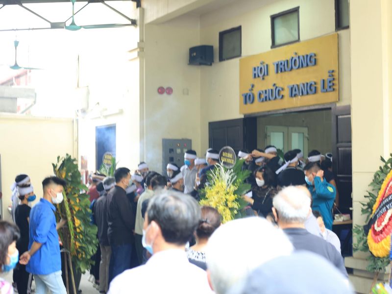 Đông đảo người thân, hàng xóm và người dân đến tiễn biệt những nạn nhân xấu số trong vụ hoả hoạn thương tâm