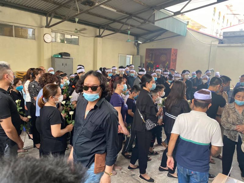 Giáo viên, bạn bè cháu Tuệ Mẫn mang những bông hồng trắng đến tiễn đưa cháu