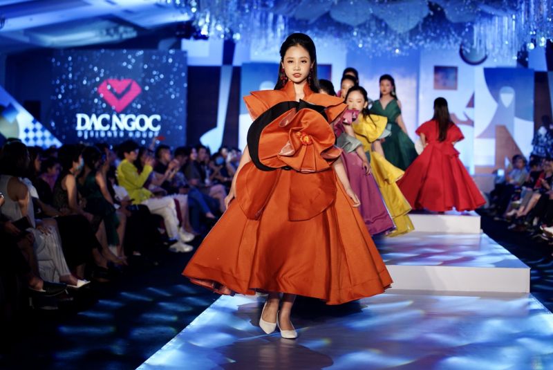 Mang tinh thần “khẳng định sự khác biệt” các thiết kế của Đắc Ngọc Designer House luôn “đậm đặc” hàm lượng sáng tạo, độc đáo và gây ấn tượng mạnh mẽ với người yêu thời trang Mang tinh thần “khẳng định sự khác biệt” các thiết kế của Đắc Ngọc Designer House luôn “đậm đặc” hàm lượng sáng tạo, độc đáo và gây ấn tượng mạnh mẽ với người yêu thời trang