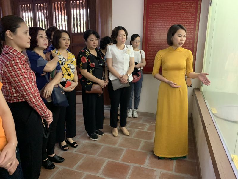Các đoàn viên công đoàn nghe giới thiệu về hoạt động của lực lượng Nữ du kích Hoàng Ngân Các đoàn viên công đoàn nghe giới thiệu về hoạt động của lực lượng Nữ du kích Hoàng Ngân