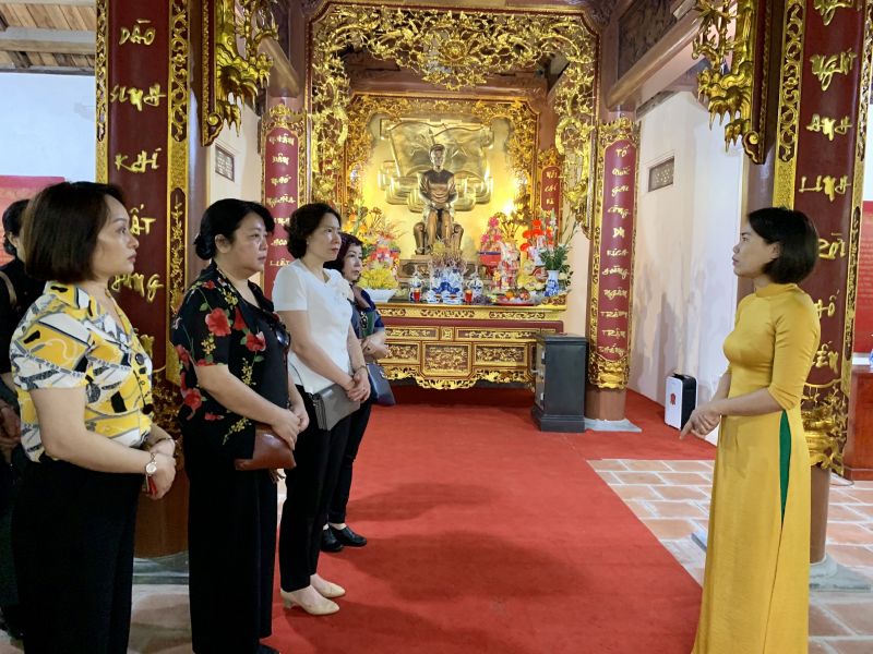Hoạt động giáo dục truyền thống do Công đoàn cơ quan Hội LHPN Hà Nội tổ chức đã giúp các đoàn viên nhận thức sâu sắc về sự hy sinh to lớn của các thế hệ phụ nữ Việt Nam trong lịch sử dựng nước, giữ nước của dân tộc Hoạt động giáo dục truyền thống do Công đoàn cơ quan Hội LHPN Hà Nội tổ chức đã giúp các đoàn viên nhận thức sâu sắc về sự hy sinh to lớn của các thế hệ phụ nữ Việt Nam trong lịch sử dựng nước, giữ nước của dân tộc