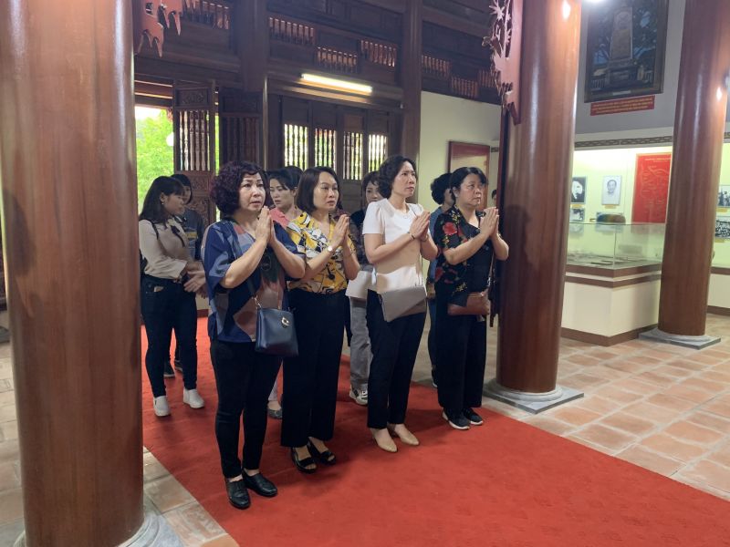 Các Đoàn viên công đoàn cơ quan Hội LHPN Hà Nội thành kính thắp hương  tưởng niệm tại Nhà lưu niệm Các Đoàn viên công đoàn cơ quan Hội LHPN Hà Nội thành kính thắp hương  tưởng niệm tại Nhà lưu niệm