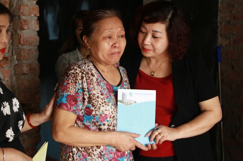 Bà Nguyễn Thị Sen rưng rưng xúc động đón nhận sự quan tâm của Hội LHPN Hà Nội