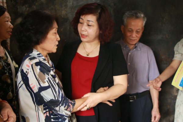 Đồng chí Lê Thị Thiên Hương, Phó Chủ tịch Hội LHPN Hà Nội thăm, động viên bà Đinh Thị Hồng