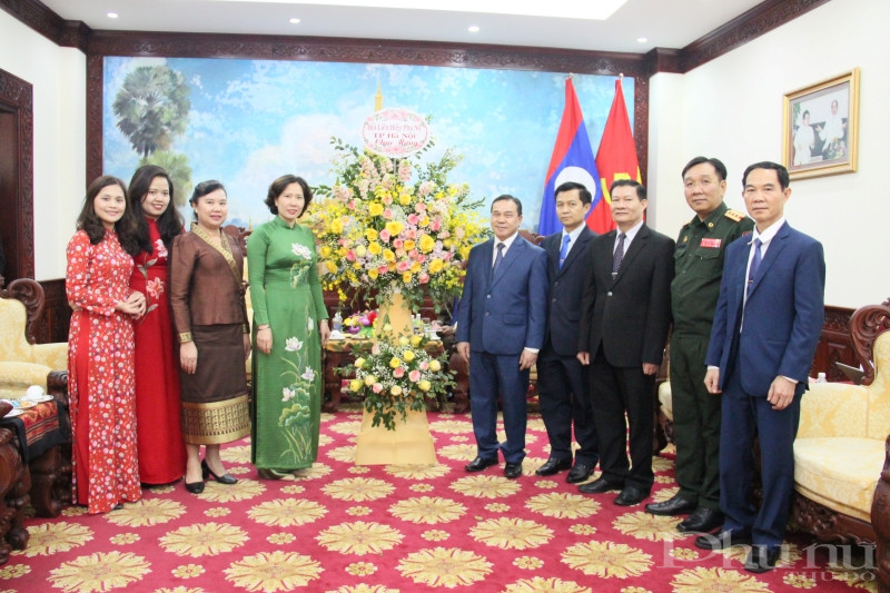 Đoàn công tác của Hội LHPN Hà Nội do đồng chí Lê Kim Anh - Chủ tịch Hội LHPN Hà Nội làm trưởng đoàn, tới thăm, chúc Tết Đại sứ quán Lào tại Việt Nam.