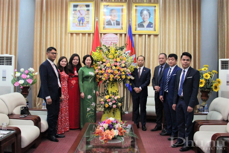 Thay mặt Hội LHPN Hà Nội, Hội Hữu nghị Việt Nam – Campuchia, đồng chí Lê Kim Anh đã gửi tặng Đại sứ Campuchia tại Việt Nam.