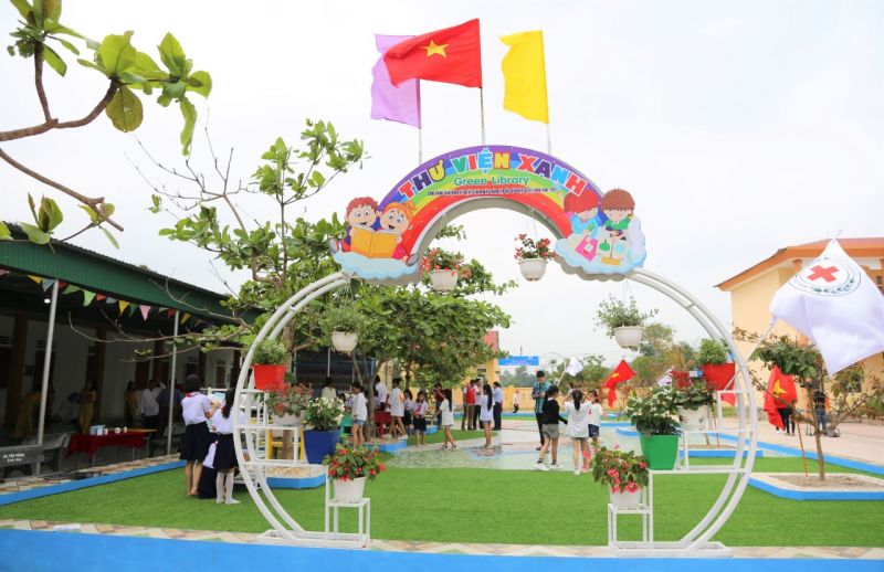 Thư viện xanh trong khuôn viên trường học được hỗ trợ từ nguồn tài trợ của Hệ thống Lee’s Sandwiches.