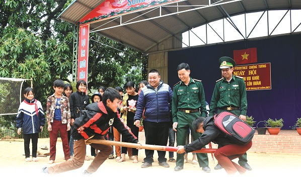 Chiến sĩ biên phòng hướng dẫn các em chơi trò chơi tại trường phổ thông dân tộc bán trú THCS Chiềng Tương