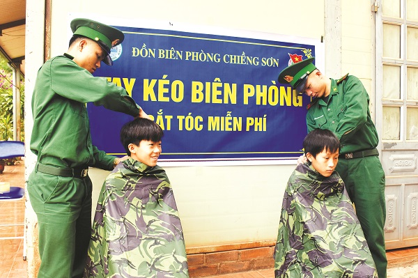 “Tay kéo biên phòng” tại Trường TH&THCS Chiềng Xuân cắt tóc cho các em học sinh