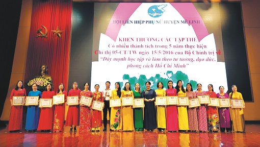 Đồng ch&iacute; Nguyễn Thị Thu Thủy &ndash; Ph&oacute; Chủ tịch Thường trực Hội LHPN H&agrave; Nội trao tặng Giấy khen cho c&aacute;c tập thể c&oacute; th&agrave;nh t&iacute;ch xuất sắc