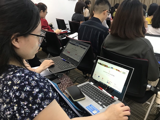 Cán bộ y tế tham gia tập huấn phần mềm Cán bộ y tế tham gia tập huấn phần mềm