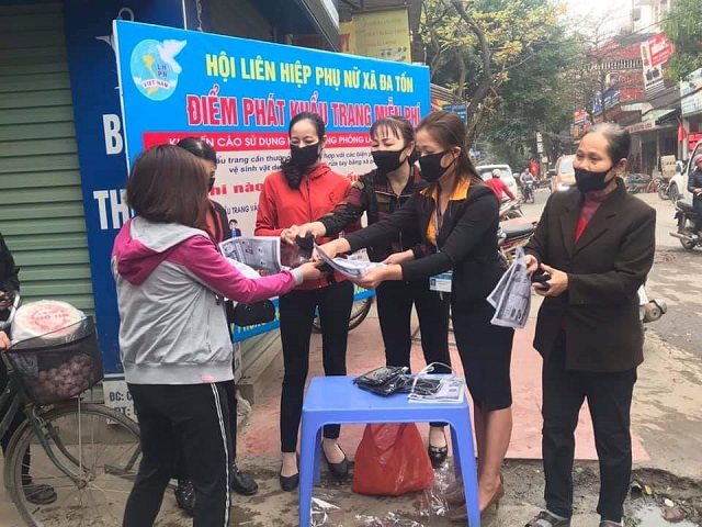 Hội LHPN x&atilde; Đa Tốn ph&aacute;t khẩu trang miễn ph&iacute; cho người d&acirc;n
