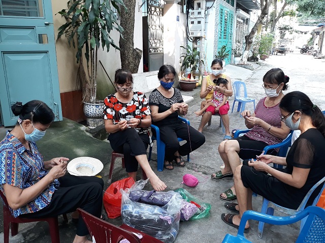 Hội LHPN x&atilde; Đ&igrave;nh Xuy&ecirc;n đan m&oacute;c tai tai giả đeo khẩu trang.