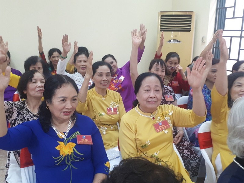 Các đại biểu biểu quyết bầu BCH khóa mới