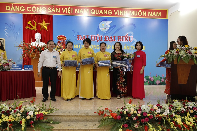 Các đồng chí lãnh đạo quận, phường tặng quà cho các cá nhân có thành tích xuất sắc