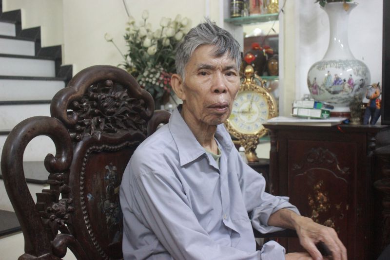 Ông Vũ Văn Sáu - bố chị Hà bần thần trước sự ra đi đột ngột của con gái