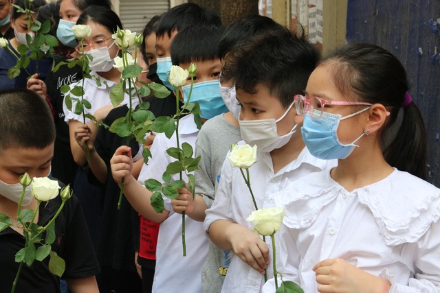 Bạn học mang hoa hồng trắng tiễn biệt bé gái 10 tuổi tử vong trong vụ cháy kinh hoàng ở Hà Nội Bạn học mang hoa hồng trắng tiễn biệt bé gái 10 tuổi tử vong trong vụ cháy kinh hoàng ở Hà Nội