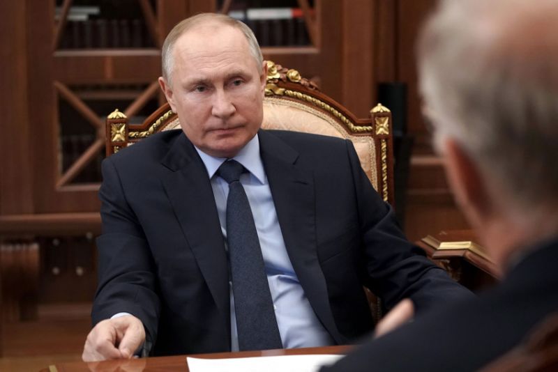 Tổng thống Putin phê duyệt luật mới cho phép ông tại vị thêm 2 nhiệm kỳ. Tổng thống Putin phê duyệt luật mới cho phép ông tại vị thêm 2 nhiệm kỳ.
