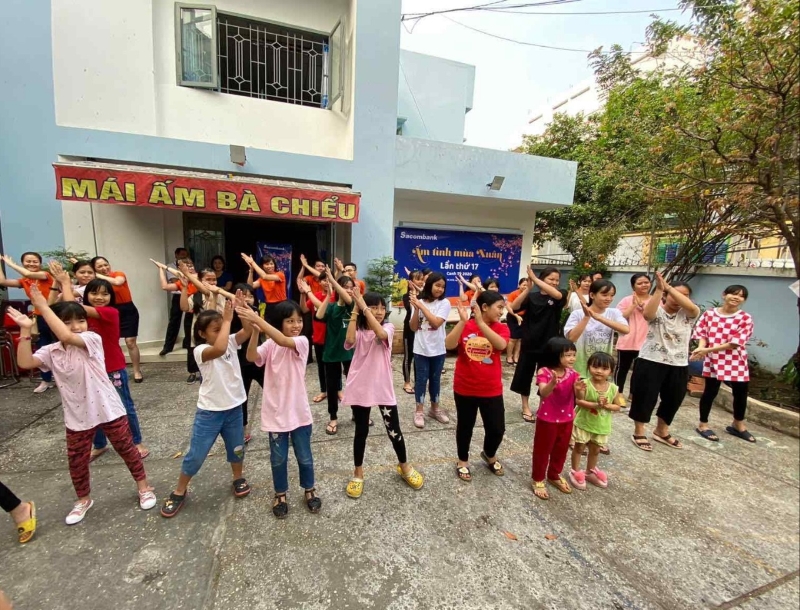 Các cháu tại Mái ấm Bà Chiểu trong một buổi tập thể dục. Các cháu tại Mái ấm Bà Chiểu trong một buổi tập thể dục.