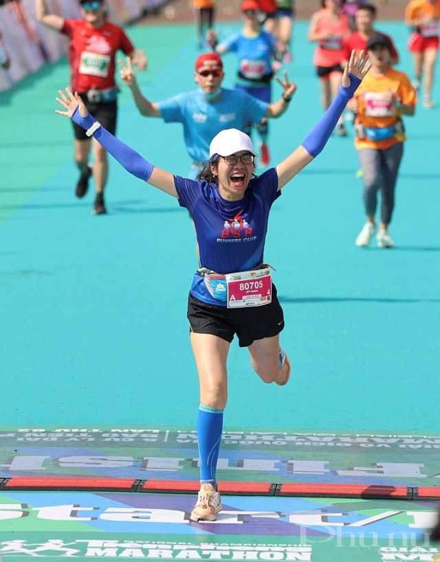 Chị Huỳnh Mỹ Hạnh – Niềm vui vỡ ào khi giữ vững lời hứa của bản thân, vượt qua chính mình để về đích đúng hẹn. Chị Huỳnh Mỹ Hạnh – Niềm vui vỡ ào khi giữ vững lời hứa của bản thân, vượt qua chính mình để về đích đúng hẹn.