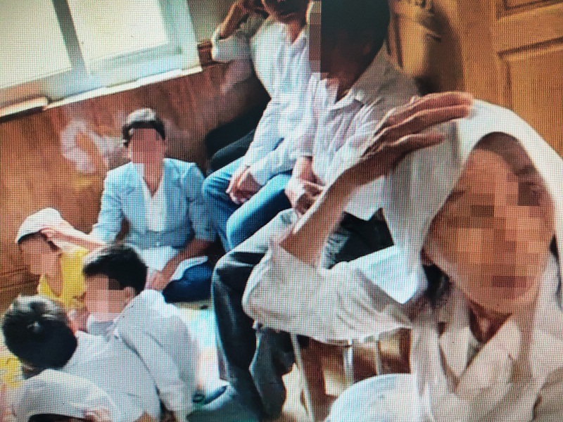 Nhóm gồm 6 người lớn và 6 trẻ nhỏ đang sinh hoạt 