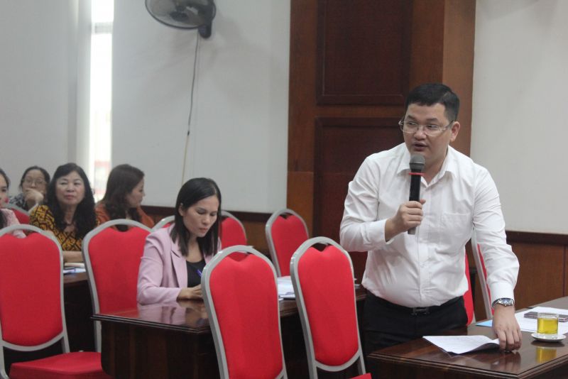Ông Đỗ Việt Anh, Phó Giám đốc Phụ trách Ngân hàng NN&PTNT chi nhánh Hà Nội 2 giải đáp các thắc mắc cho cán bộ phụ nữ