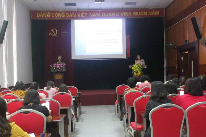 Các đại biểu dự tập huấn nghiệp vụ uỷ thác vay vốn ngân hàng CSXH năm 2021, do bà Đỗ Khánh Linh, Phó phòng Kế hoạch nghiệp vụ tín dụng, Ngân hàng CSXH TP làm báo cáo viên