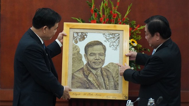 Tân Bộ trưởng Bộ NN-PTNT Lê Minh Hoan tặng người tiền nhiệm món quà là bức tranh làm từ lá sen khắc hoạ chân dung ông Nguyễn Xuân Cường. Sen cũng là sản phẩm nông nghiệp biểu tượng của tỉnh Đồng Tháp, nơi ông Hoan từng làm Bí thư Tỉnh ủy và để lại nhiều dấu ấn trong phát triển nông nghiệp.