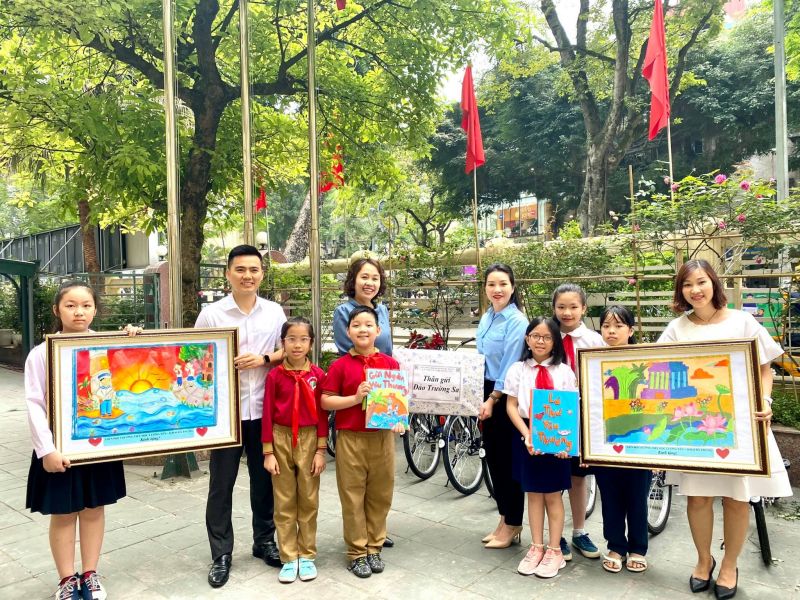 Không chỉ có thư, các em nhỏ còn vẽ tranh với chủ đề biển đảo, hòa bình... Tất cả món quà đều được ghi nhận, trân trọng và gửi đến tận tay các chiến sỹ và người dân huyện đảo