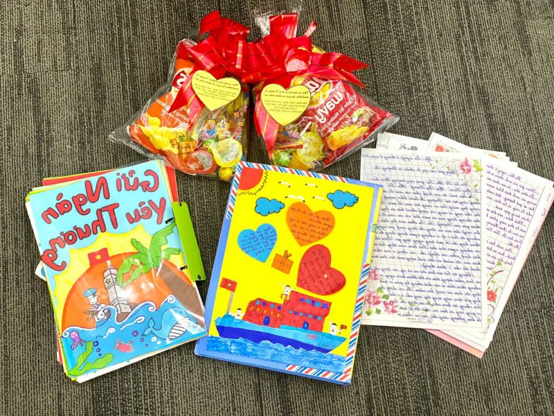 Mỗi món quà đều được gói ghém rất kỹ càng, khéo léo và đầy màu sắc tươi sáng
