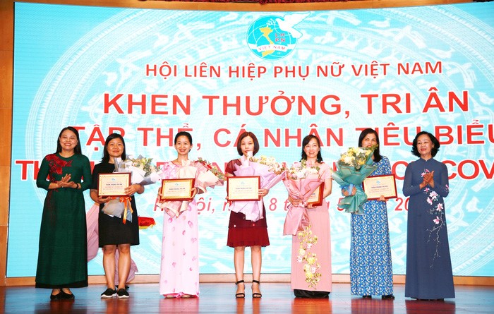 Tại Hội nghị lần thứ 9 Ban Chấp hành TƯ Hội LHPNVN khóa XII sáng 8/5/2020, Hội LHPN Việt Nam đã tri ân các nữ y, bác sĩ, người lao động đã có nhiều đóng góp, cống hiến tại 37 cơ sở y tế - là tuyến đầu phòng chống dịch Covid-19. Trong ảnh: Bà Trương Thị Mai, Ủy viên Bộ Chính trị, Bí thư TƯ Đảng, Trưởng ban Dân vận TƯ (bìa phải) và bà Nguyễn Thị Thu Hà, Ủy viên TƯ Đảng, Bí thư Tỉnh ủy Ninh Bình, nguyên Chủ tịch Hội LHPN Việt Nam (bìa trái), trao biểu trưng và tri ân cho các tập thể