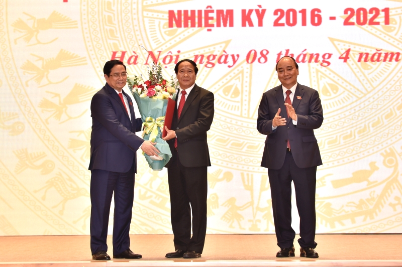 Thủ tướng Chính phủ Phạm Minh Chính tặng hoa chúc mừng Phó Thủ tướng Lê Văn Thành. - Ảnh: VGP/Nhật Bắc