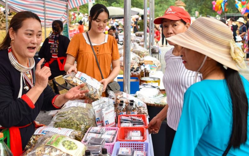 Phiên chợ quê thu hút khách tham quan mua các sản vật