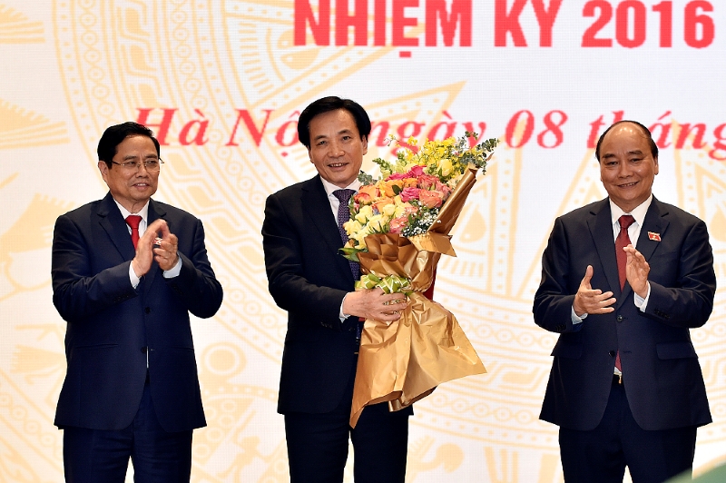 Thủ tướng Phạm Minh Chính trao quyết định bổ nhiệm và Chủ tịch nước Nguyễn Xuân Phúc tặng hoa chúc mừng Bộ trưởng, Chủ nhiệm VPCP Trần Văn Sơn. - Ảnh: VGP/Nhật Bắc