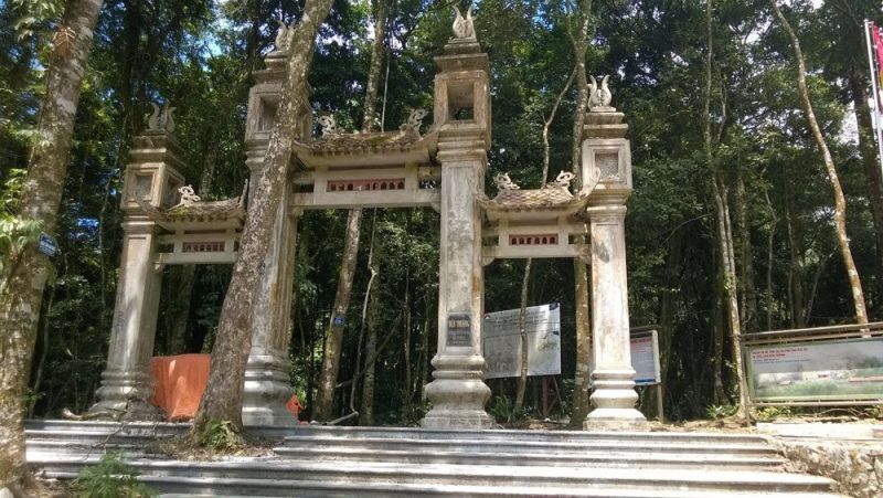 Cổng l&ecirc;n đền Thượng, đỉnh n&uacute;i Ba V&igrave;