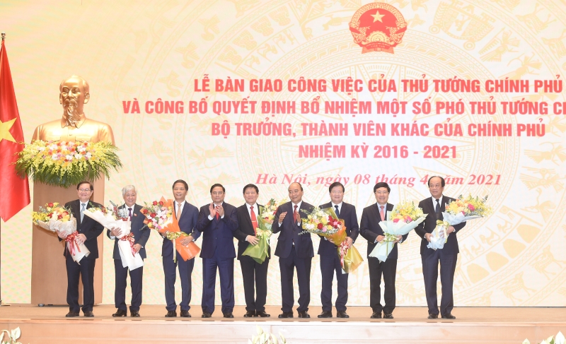 Chủ tịch nước Nguyễn Xuân Phúc và Thủ tướng Phạm Minh Chính tặng hoa cho các nguyên thành viên Chính phủ nhiệm kỳ 2016-2021. Ảnh: VGP/Quang Hiếu