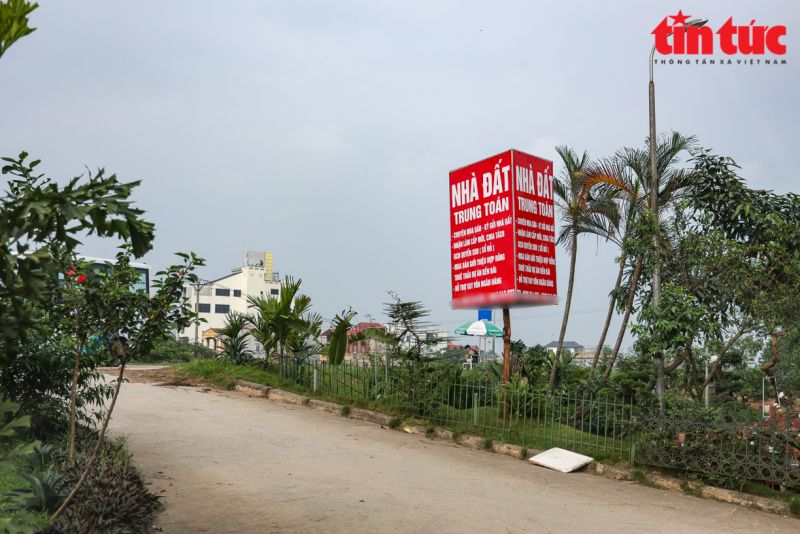 Văn ph&ograve;ng giao dịch bất động sản mọc l&ecirc;n khắp nơi, kể cả tr&ecirc;n tuyến đường đ&ecirc;.