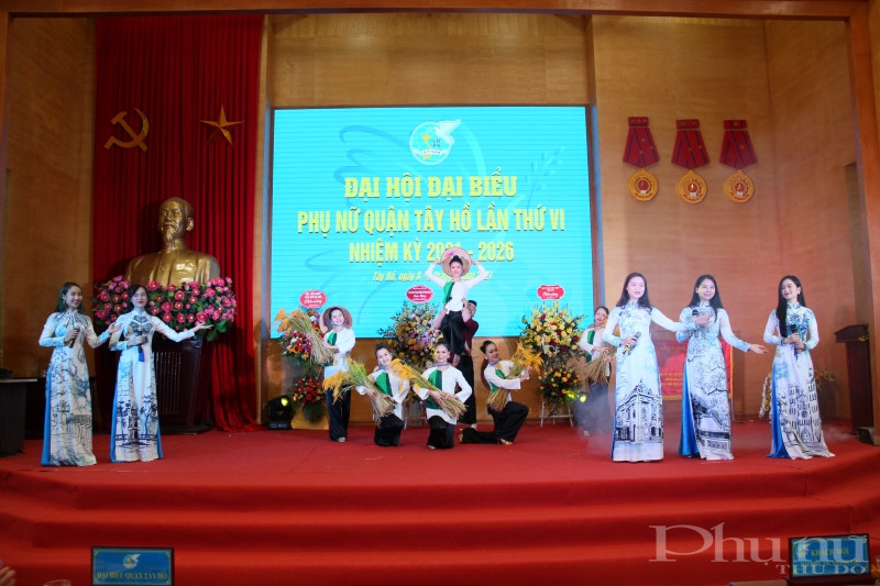 Một tiết mục văn nghệ chào mừng Đại hội Đại biểu Phụ nữ quận Tây Hồ lần thứ VI, nhiệm kỳ 2021-2026.