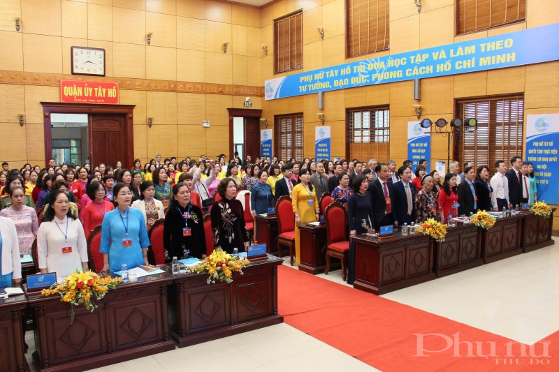 Các đại biểu thực hiện nghi lễ Chào cờ tại Đại hội.