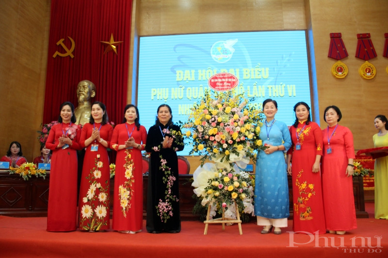 Đồng chí Trần Thị Hương - Phó Chủ tịch Hội LHPN Việt Nam (thứ 3 từ phải qua), đồng chí Nguyễn Thị Thanh Hòa - nguyên UVTW Đảng, nguyên Chủ tịch Hội LHPN Việt Nam (thứ 4 từ trái qua) tặng hoa chúc mừng Đại hội.