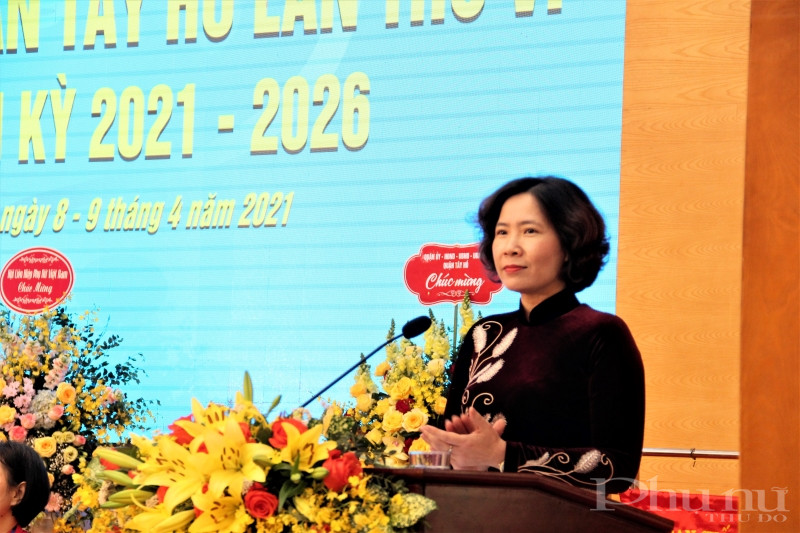 Đồng ch&iacute; L&ecirc; Kim Anh - Chủ tịch Hội LHPN H&agrave; Nội ph&aacute;t biểu chỉ đạo tại Đại hội Đại biểu Phụ nữ quận T&acirc;y Hồ lần thứ VI, nhiệm kỳ 2021-2026.