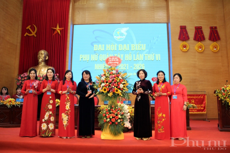 Đồng ch&iacute; L&ecirc; Kim Anh - Chủ tịch Hội LHPN H&agrave; Nội (thứ 3 từ phải qua) v&agrave; đồng ch&iacute; Nguyễn Thị Thu Thủy - Ph&oacute; Chủ tịch Thường trực Hội LHPN tặng hoa ch&uacute;c mừng Đại hội.