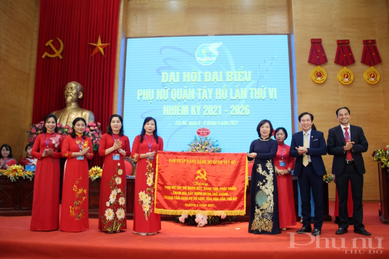 Đồng chí Lê Thu Hằng - Bí thư Quận ủy Tây Hồ tặng