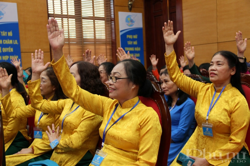 Các đại biểu phấn khởi bầu BCH Hội LHPN quận Tây Hồ lần thứ VI, nhiệm kỳ 2021-2026.