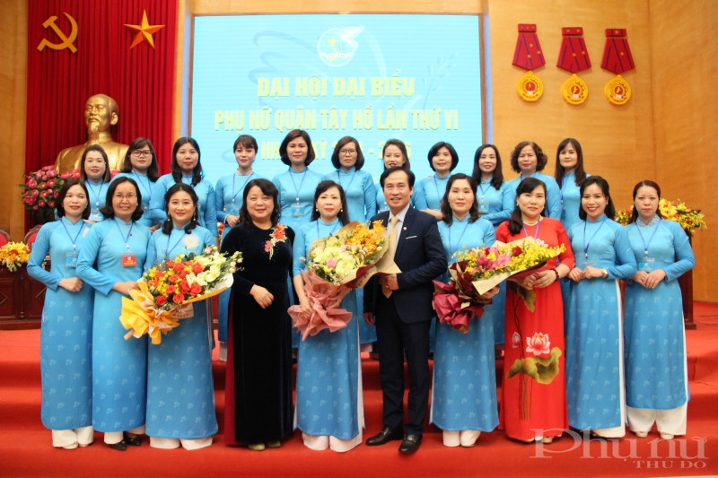 Ban chấp hành Hội LHPN quận Tây Hồ nhiệm kỳ VI, nhiệm kỳ 2021-2026 ra mắt Đại hội.