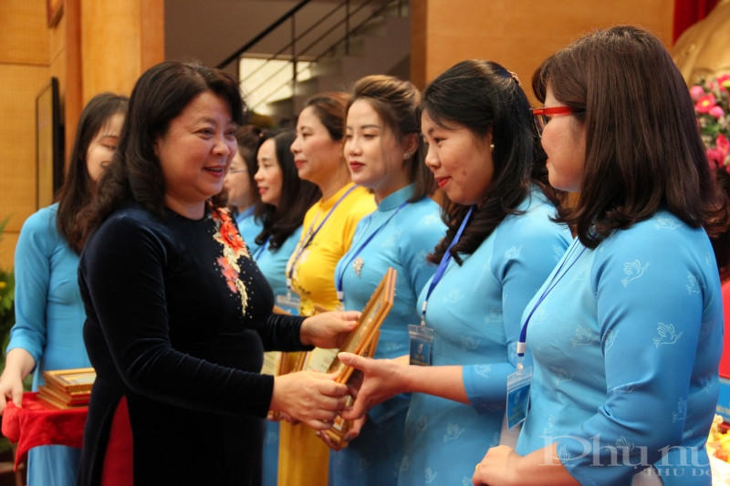 Đồng chí Nguyễn Thị Thu Thủy - Phó Chủ tịch Thường trực Hội LHPN Hà Nội tặng Giấy khen cho 11 tập thể Hội phụ nữ cơ sở có thành tích trong thực hiện Nghị quyết Đại hội Đại biểu Phụ nữ quận Tây Hồ nhiệm kỳ 2016-2021.