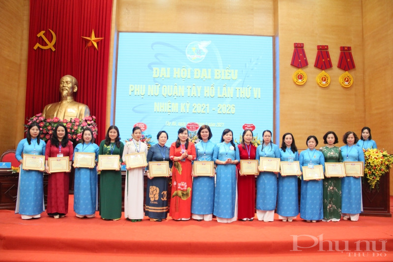 Hội LHPN quận Tây Hồ trao tặng Giấy khen cho 15 cá nhân đạt thành tích xuất sắc trong hoạt động Hội nhiệm kỳ 2016-2021.