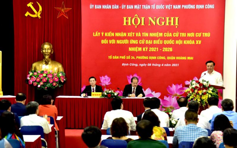 Quang cảnh hội nghị lấy &yacute; kiến nhận x&eacute;t v&agrave; t&iacute;n nhiệm của cử tri nơi cư tr&uacute; đối với Ủy vi&ecirc;n Bộ Ch&iacute;nh trị, B&iacute; thư Th&agrave;nh ủy H&agrave; Nội Đinh Tiến Dũng &ndash; người ứng cử đại biểu Quốc hội kh&oacute;a XV, nhiệm kỳ 2021-2026.
